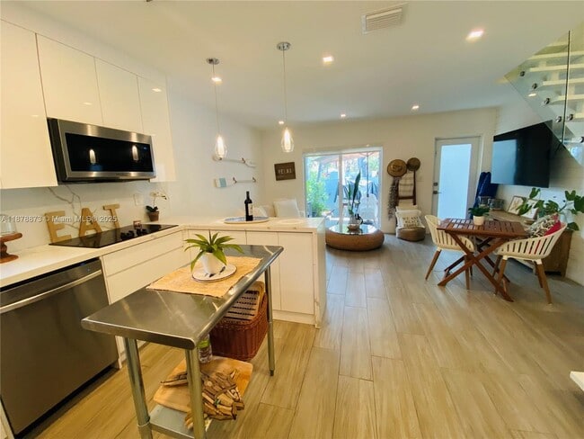 property at 798 Crandon Blvd