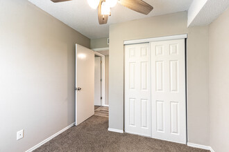 Pheasant Run Apartments in Lee's Summit, MO - Building Photo - Interior Photo