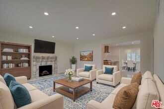 8310 Pershing Dr in Los Angeles, CA - Foto de edificio - Building Photo