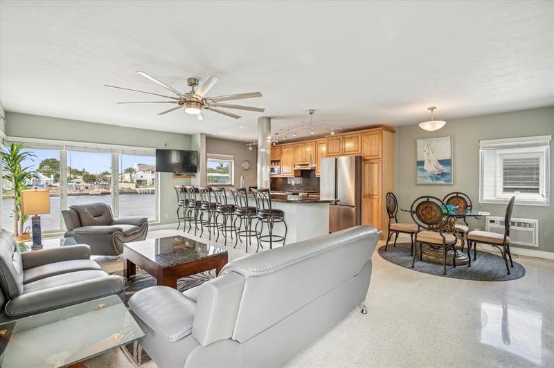 561 Bayshore Dr in Fort Lauderdale, FL - Building Photo
