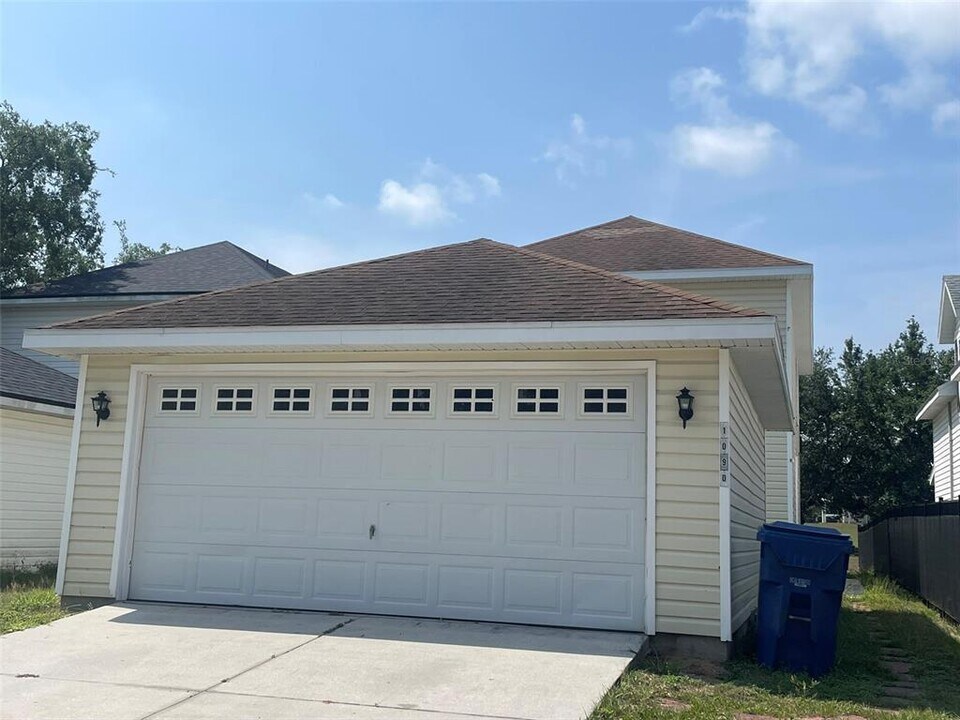 1090 Park Central Cir in Groveland, FL - Building Photo