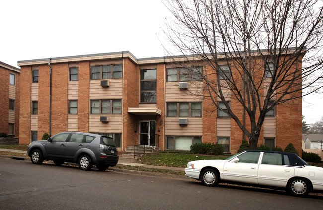 1319 Conway St in St. Paul, MN - Foto de edificio - Building Photo