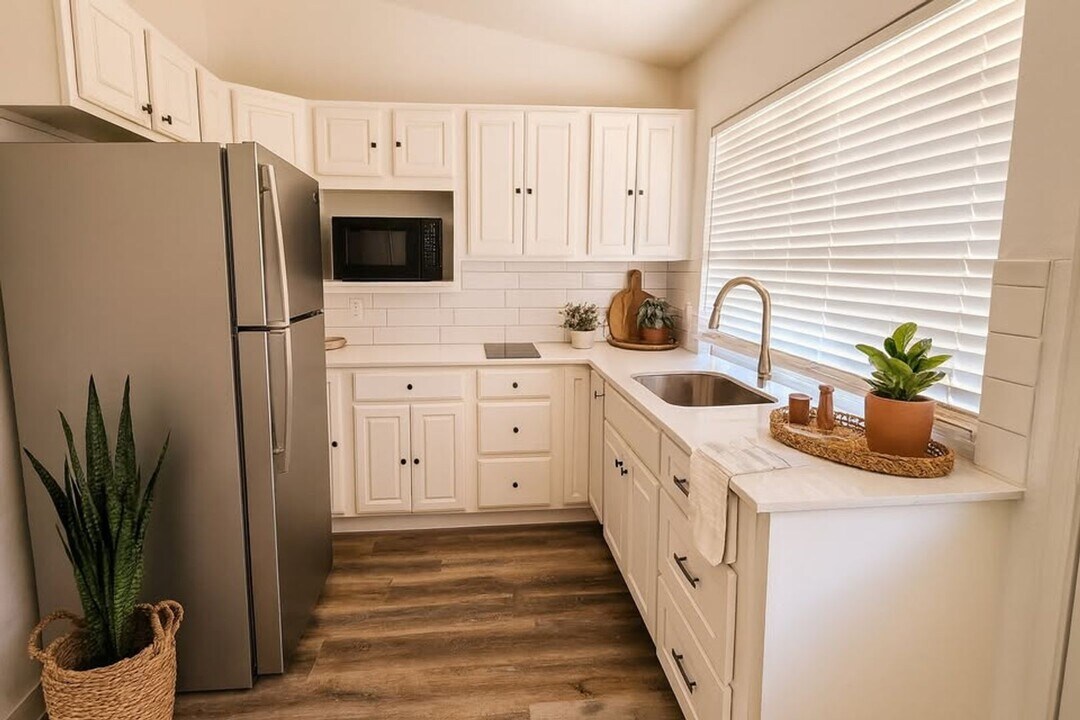 1043 Elmwood Dr in Lewisville, TX - Building Photo