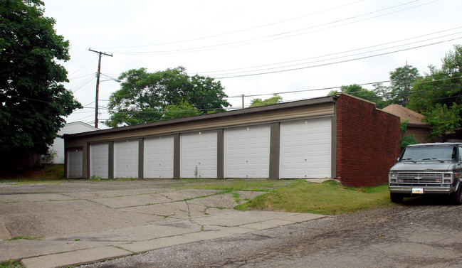 1653 Woodland Ave NW in Canton, OH - Building Photo - Building Photo