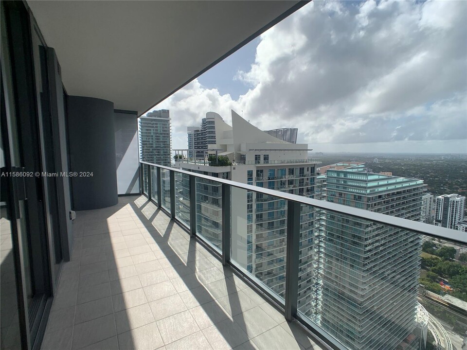 1000 Brickell Plz, Unit 4505 in Miami, FL - Foto de edificio