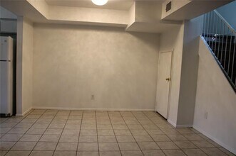 1979 Shorewood Dr in Grapevine, TX - Foto de edificio - Building Photo