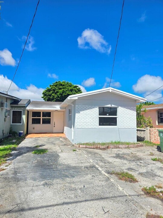 7770 W 8th Ave in Hialeah, FL - Building Photo