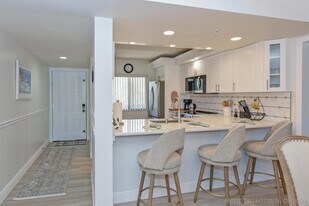 901 Seafarer Cir in Jupiter, FL - Building Photo