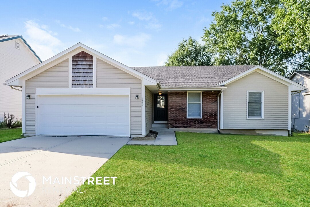 1216 SW Huntington Rd in Blue Springs, MO - Foto de edificio