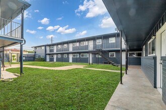 4706 Yellowstone Blvd, Unit 12 in Houston, TX - Building Photo - Building Photo