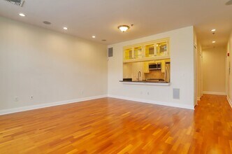 303 Grand St in Jersey City, NJ - Building Photo - Building Photo
