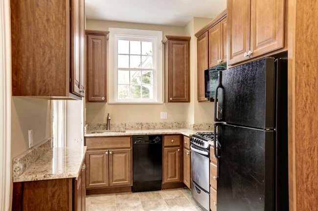 212 W Montgomery Ave in Rockville, MD - Foto de edificio - Building Photo