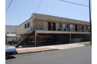 6868 Laurel Canyon Blvd in North Hollywood, CA - Foto de edificio - Building Photo