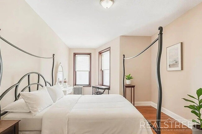 Spacious 1.5-Bedroom Penthouse Apartment i
