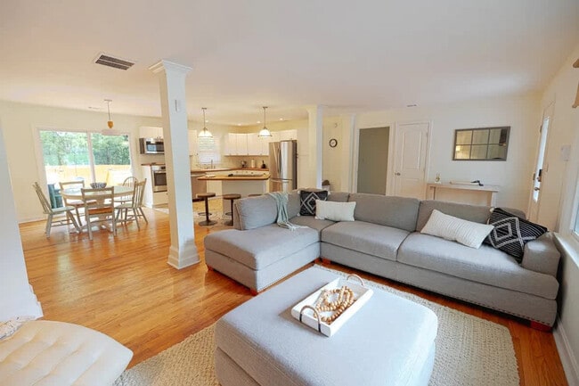 414 Charles Pl