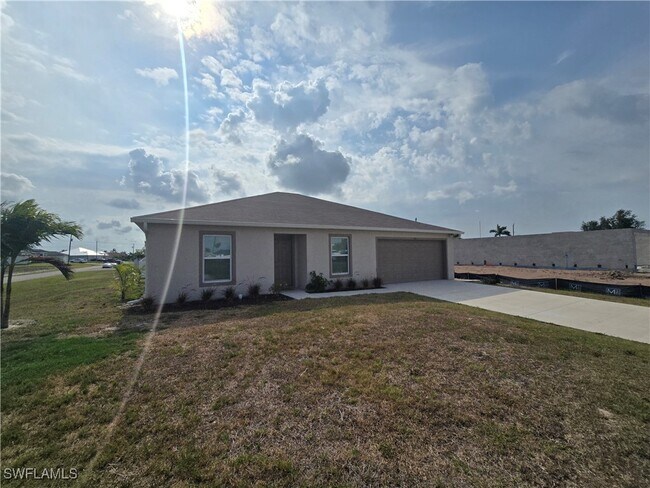 120 NW 25th Ave in Cape Coral, FL - Building Photo - Building Photo