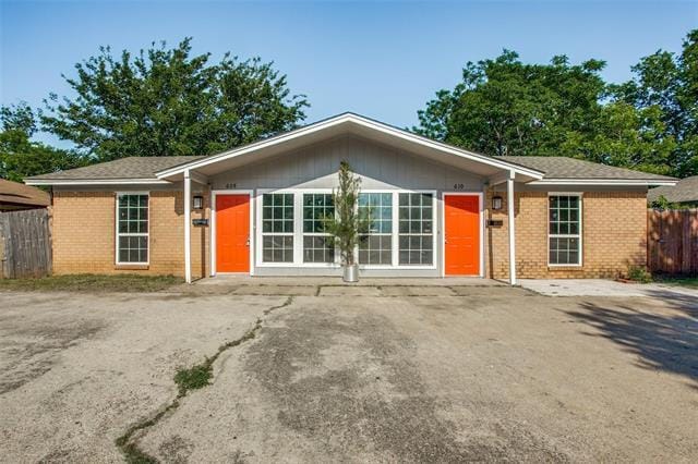 610 N Oak St in Arlington, TX - Foto de edificio