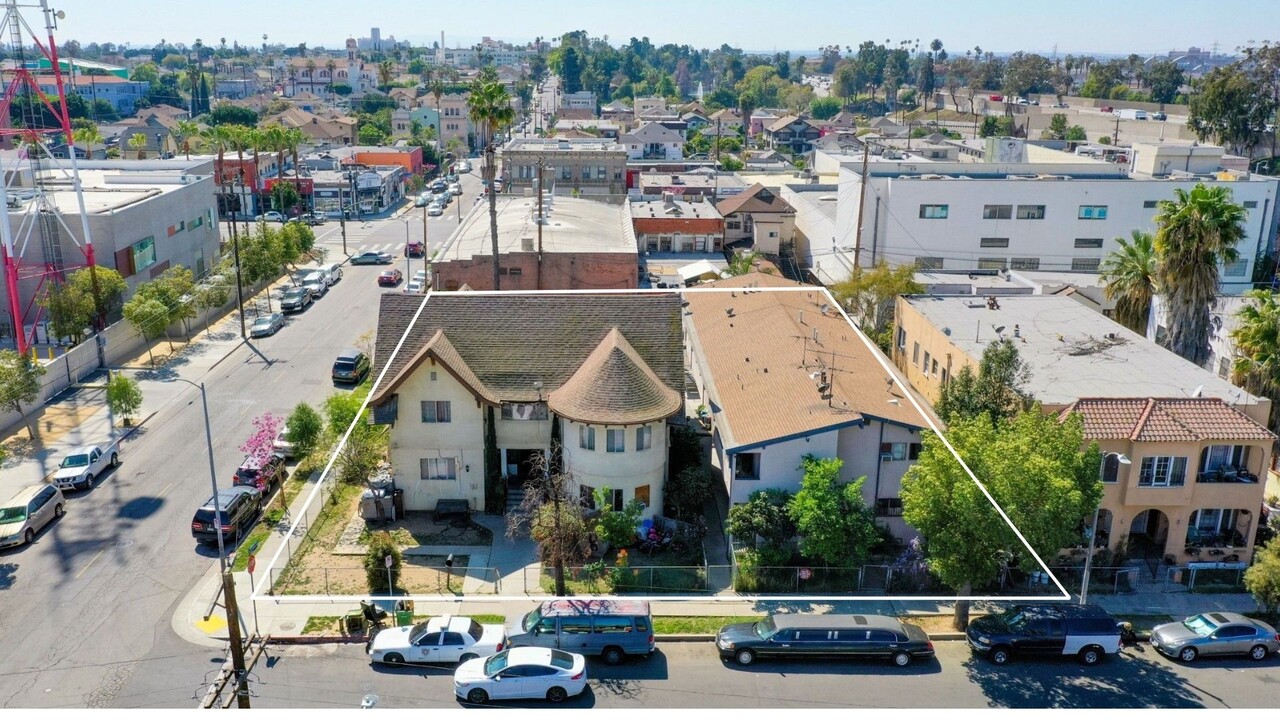 117 N St Louis St in Los Angeles, CA - Building Photo