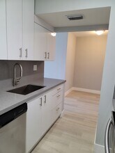 10790 N Kendall Dr, Unit C8 in Miami, FL - Building Photo - Building Photo