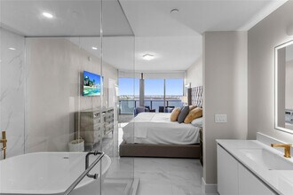 700 NE Miami Pl in Miami, FL - Building Photo - Building Photo