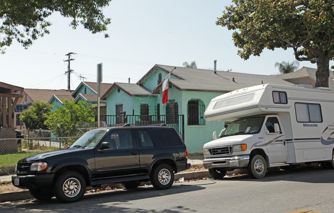 6908 Middleton St in Huntington Park, CA - Foto de edificio