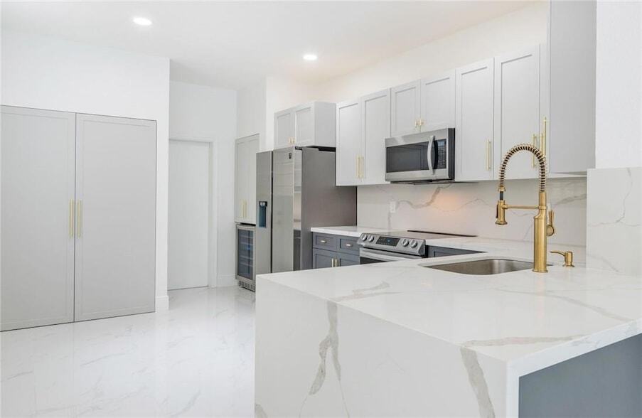 2134 Pasa Verde Ln in Weston, FL - Building Photo