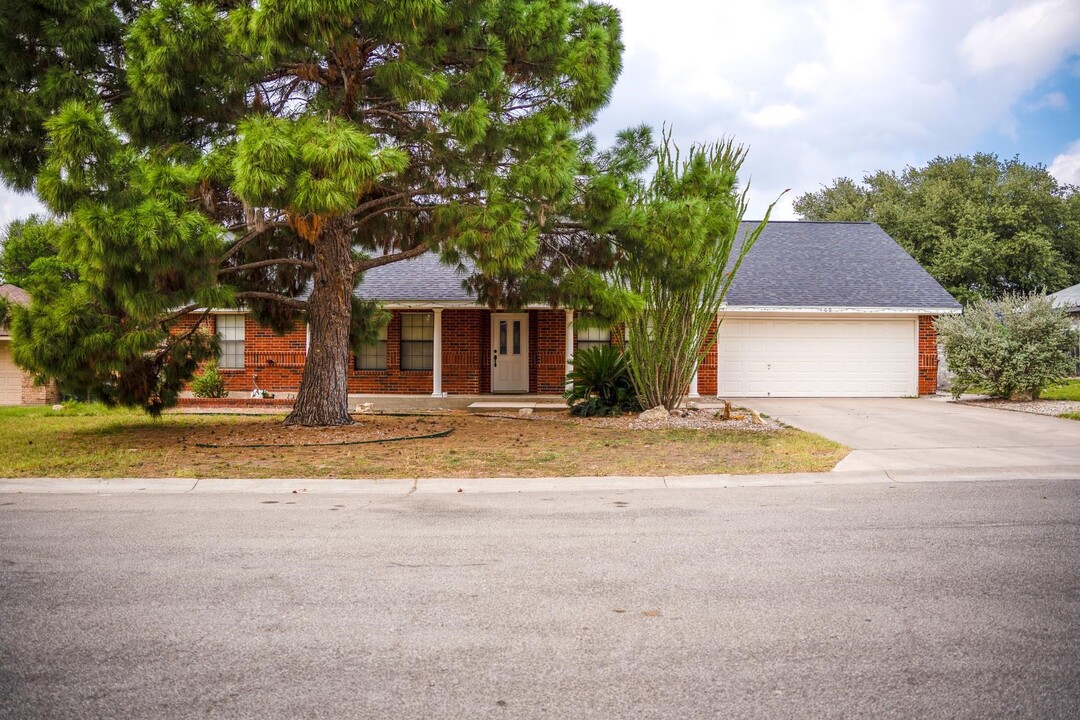 109 Medicine Bow Trail in Del Rio, TX - Building Photo