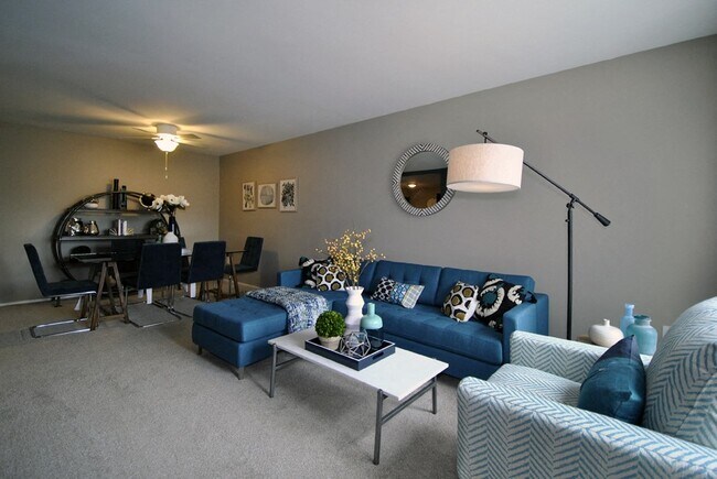 Village Green of Lansing Apartments in Lansing, MI - Building Photo - Building Photo