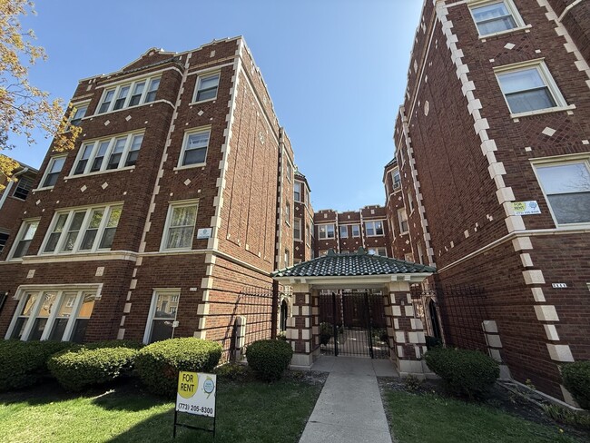 2105 Grove Ave in Berwyn, IL - Building Photo - Building Photo