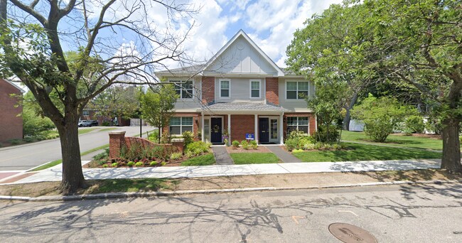 11 Independence Dr, Unit 1 in Chestnut Hill, MA - Foto de edificio - Building Photo