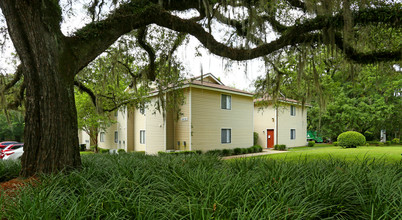 Chartre Oaks Apartments in Tallahassee, FL - Building Photo - Building Photo