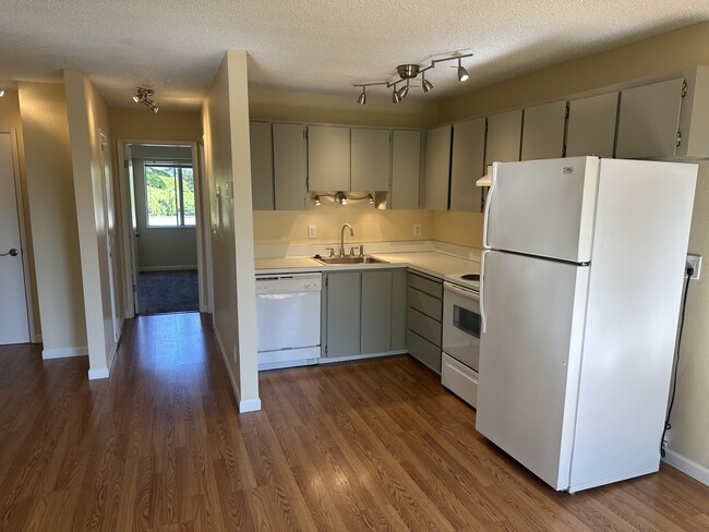B10 200 SW Florence Ave, Unit B10