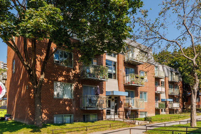 865 Saint-Martin Rue in Montréal, QC - Building Photo - Primary Photo