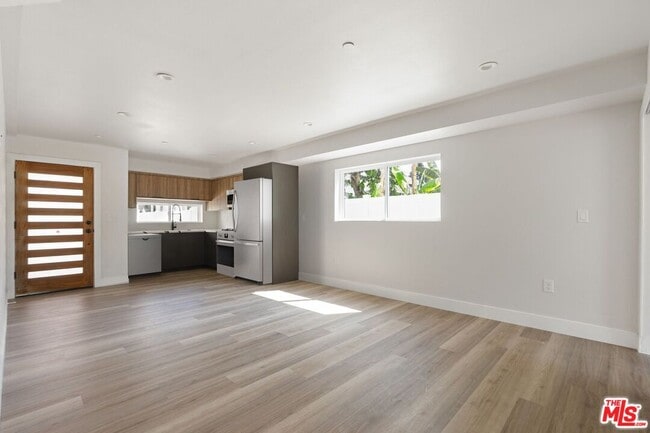 property at 716 W 41st Pl