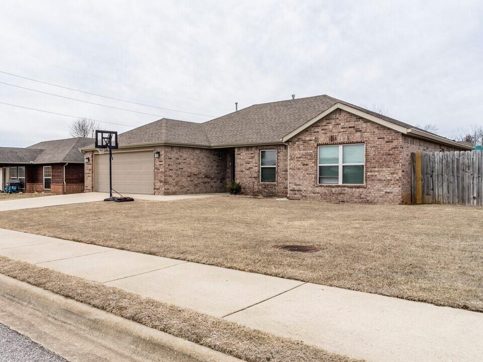 140 Willow Dr in Centerton, AR - Building Photo