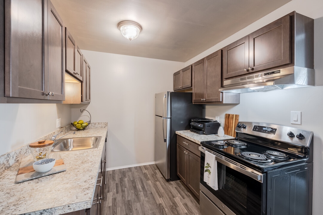 Crescent Manor in Waterford, MI - Building Photo