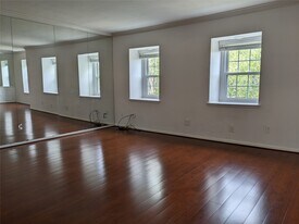 351 N Post Oak Ln in Houston, TX - Building Photo