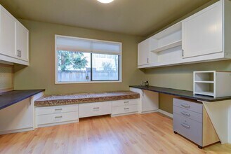 5180 Highland Dr in Bellevue, WA - Building Photo - Building Photo