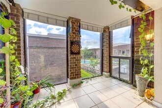 7575 Katy Fwy in Houston, TX - Building Photo - Building Photo