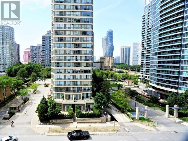 36 Elm Dr W in Mississauga, ON - Building Photo - Building Photo