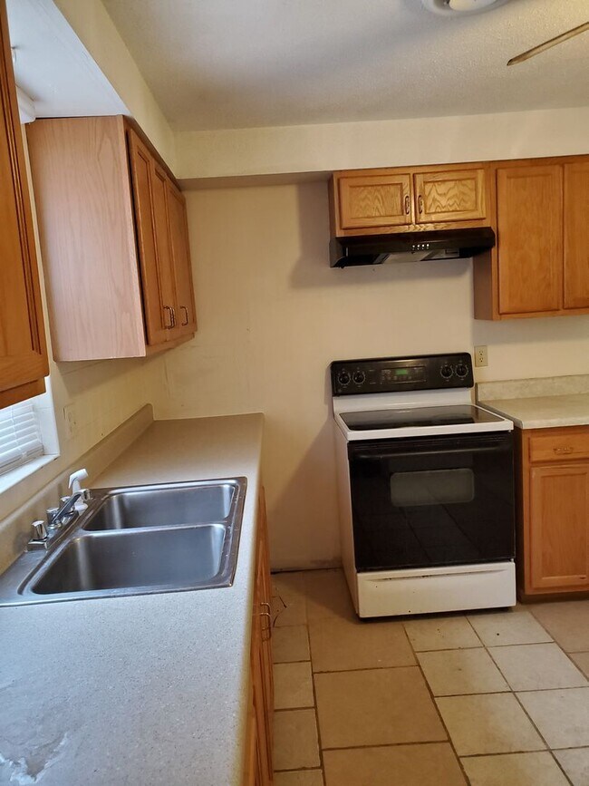 704 Demaret Dr in Columbia, MO - Building Photo - Building Photo