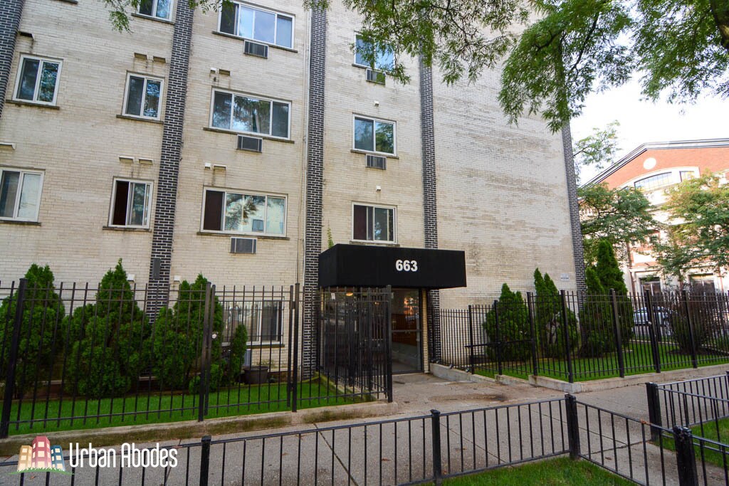 663 W Grace St in Chicago, IL - Building Photo