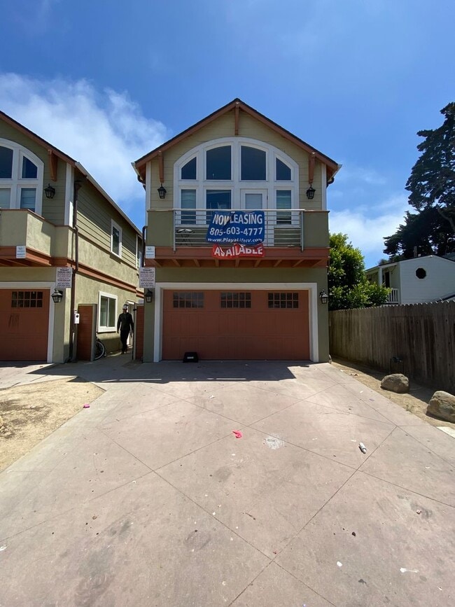 6633 Del Playa Dr in Goleta, CA - Building Photo - Building Photo