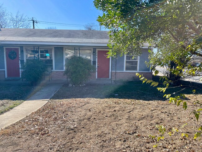 766-768 Edgebrook Ln