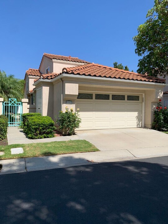 846 Vista Arriago in Camarillo, CA - Foto de edificio