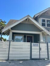 642 E 10th St, Unit A in Long Beach, CA - Building Photo - Building Photo