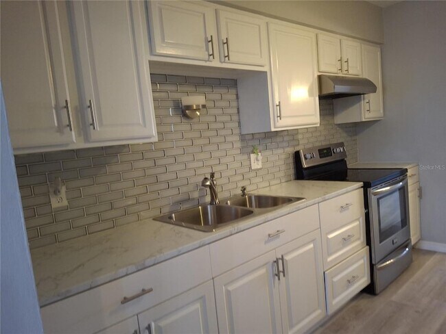 955 51st St N, Unit 107 in St. Petersburg, FL - Building Photo - Building Photo