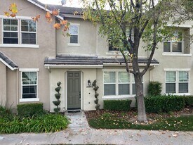 24053 Meadowbrook Ln in Santa Clarita, CA - Building Photo