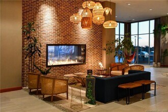 2 Hbr Pt Rd S in Stamford, CT - Building Photo - Building Photo