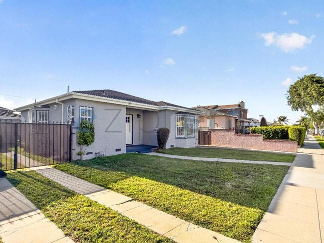3233 Easy Ave in Long Beach, CA - Building Photo - Building Photo
